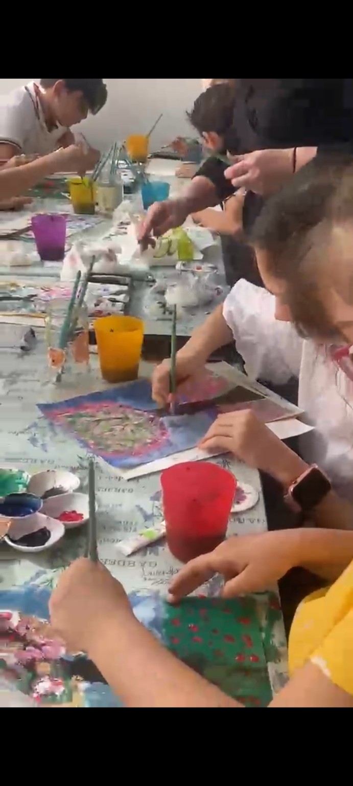 Copii pictând la atelier
